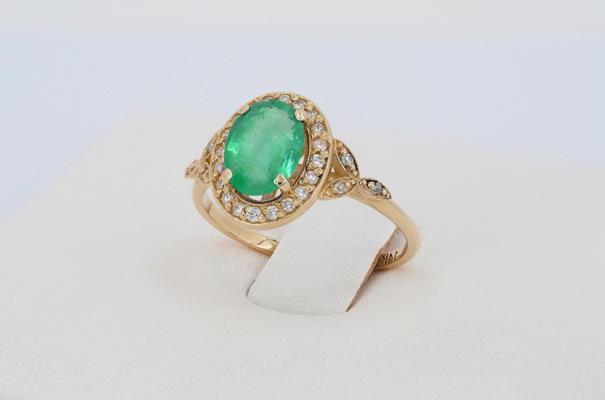 Oval emerald 14k gold ring