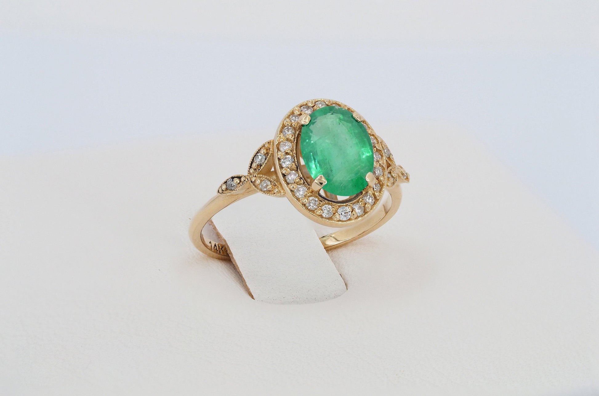 Oval emerald 14k gold ring