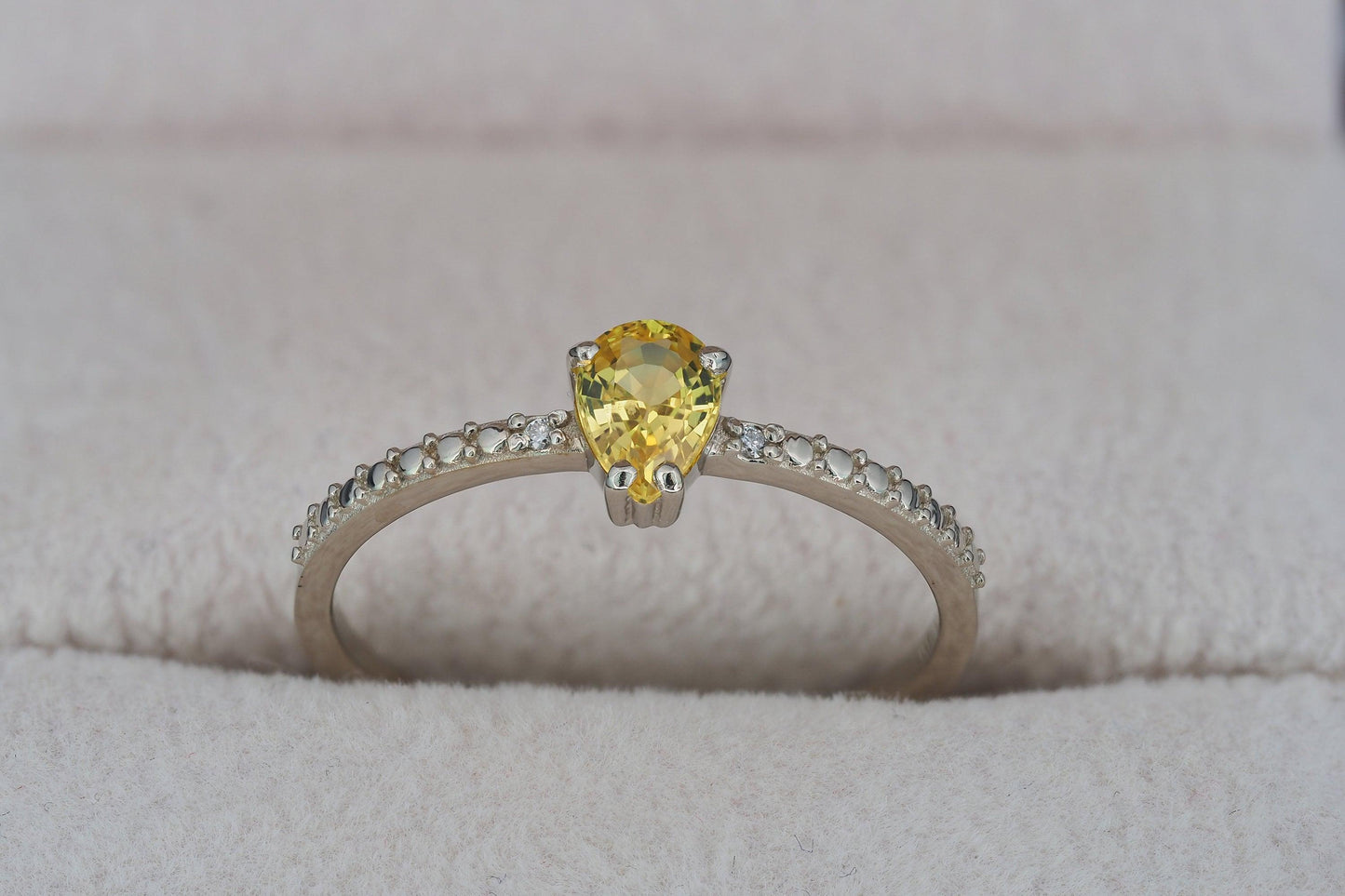 Pear sapphire 14k gold ring