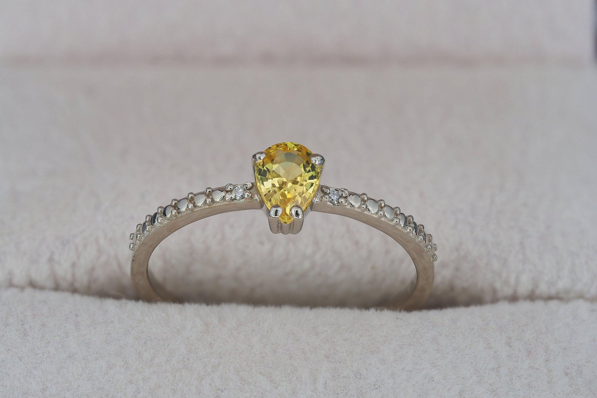 Pear sapphire 14k gold ring