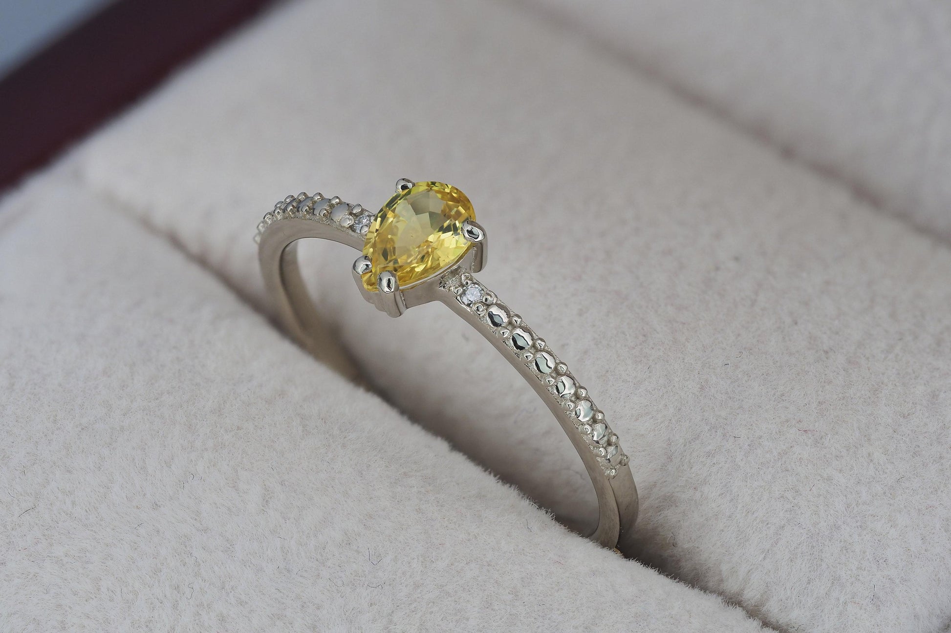 Pear sapphire 14k gold ring