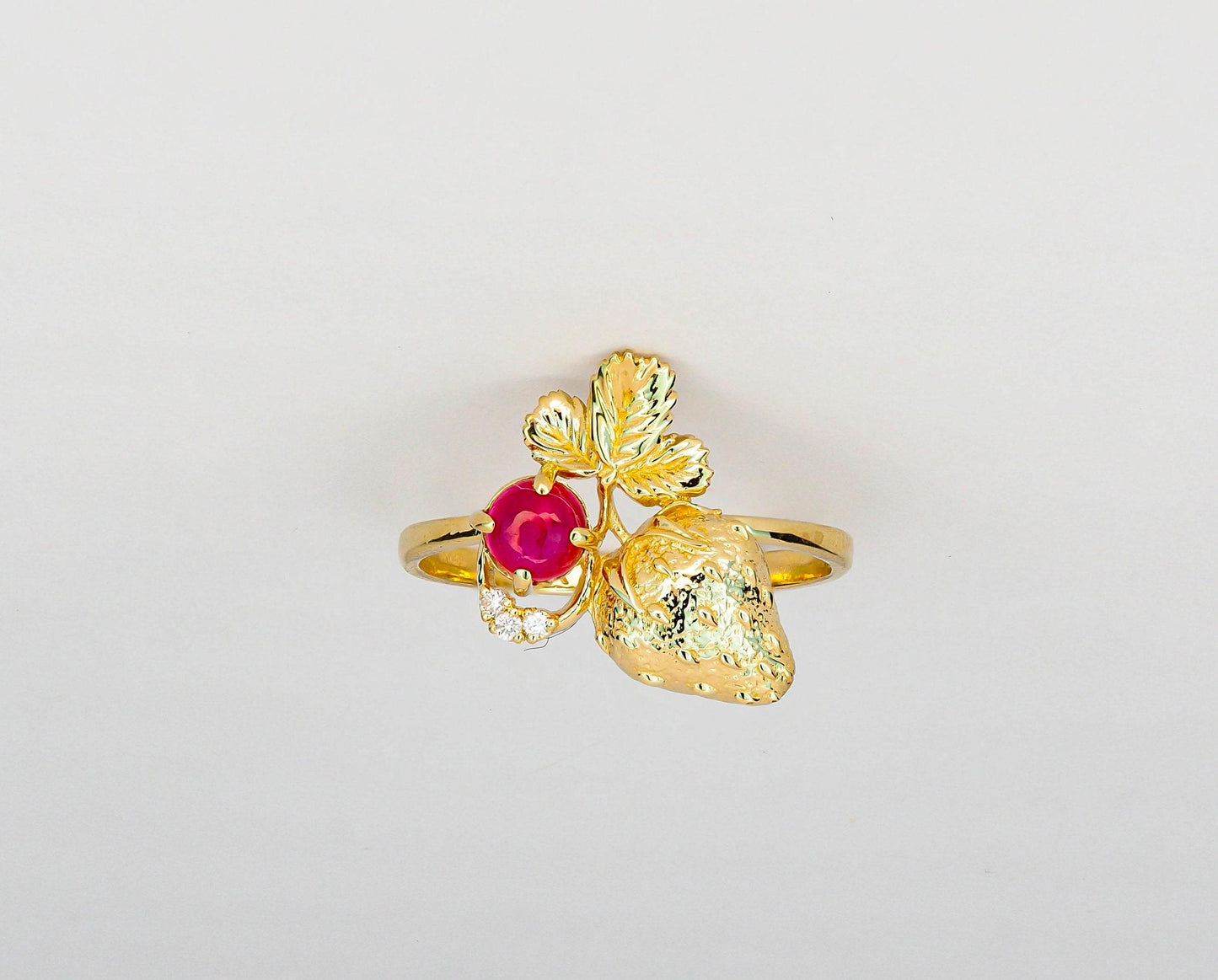 Strawberry gold ring with ruby