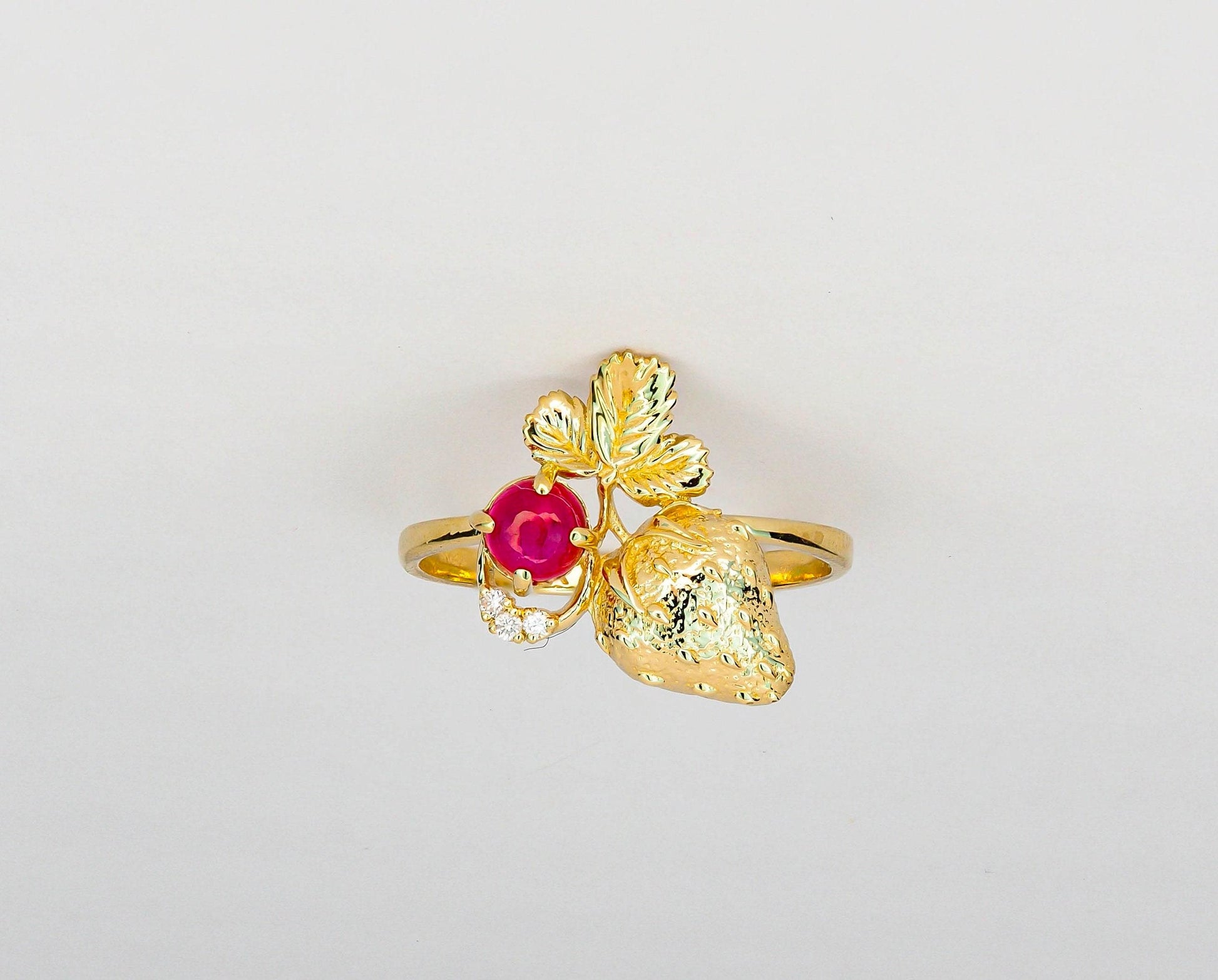 Strawberry gold ring with ruby