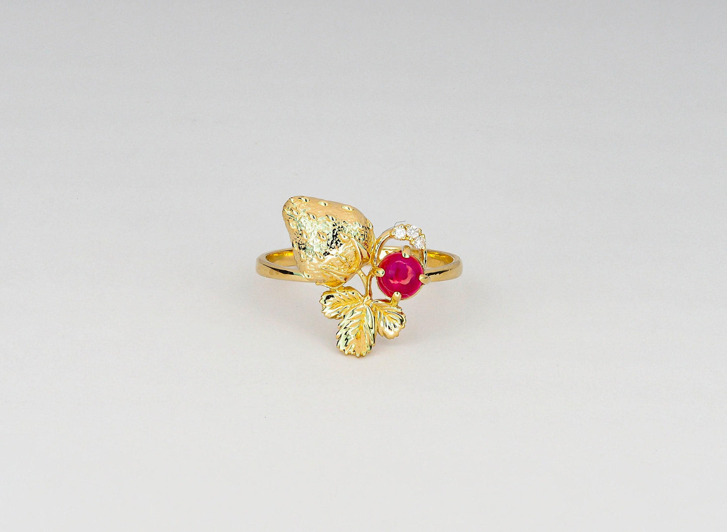 Strawberry gold ring with ruby