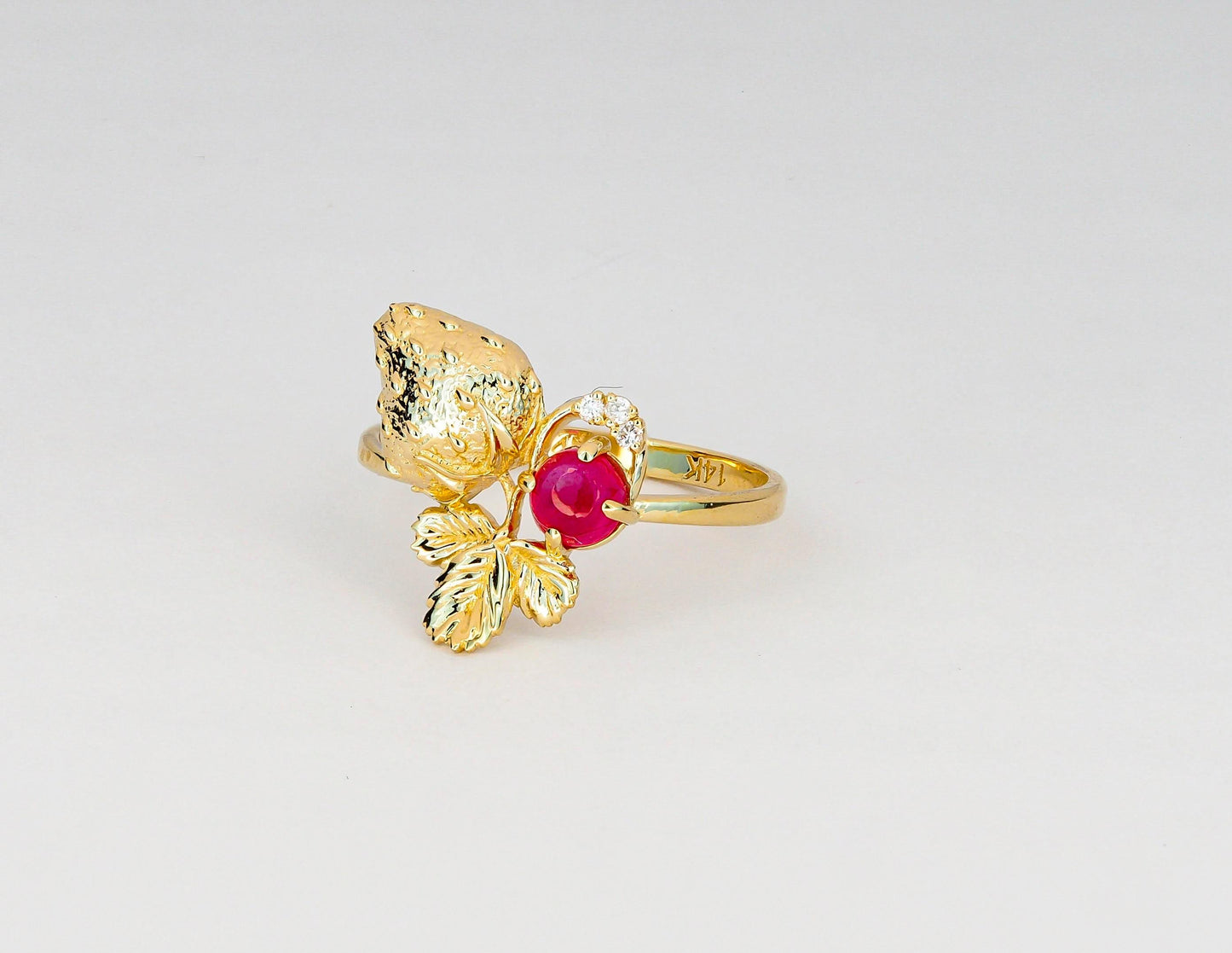 Strawberry gold ring with ruby
