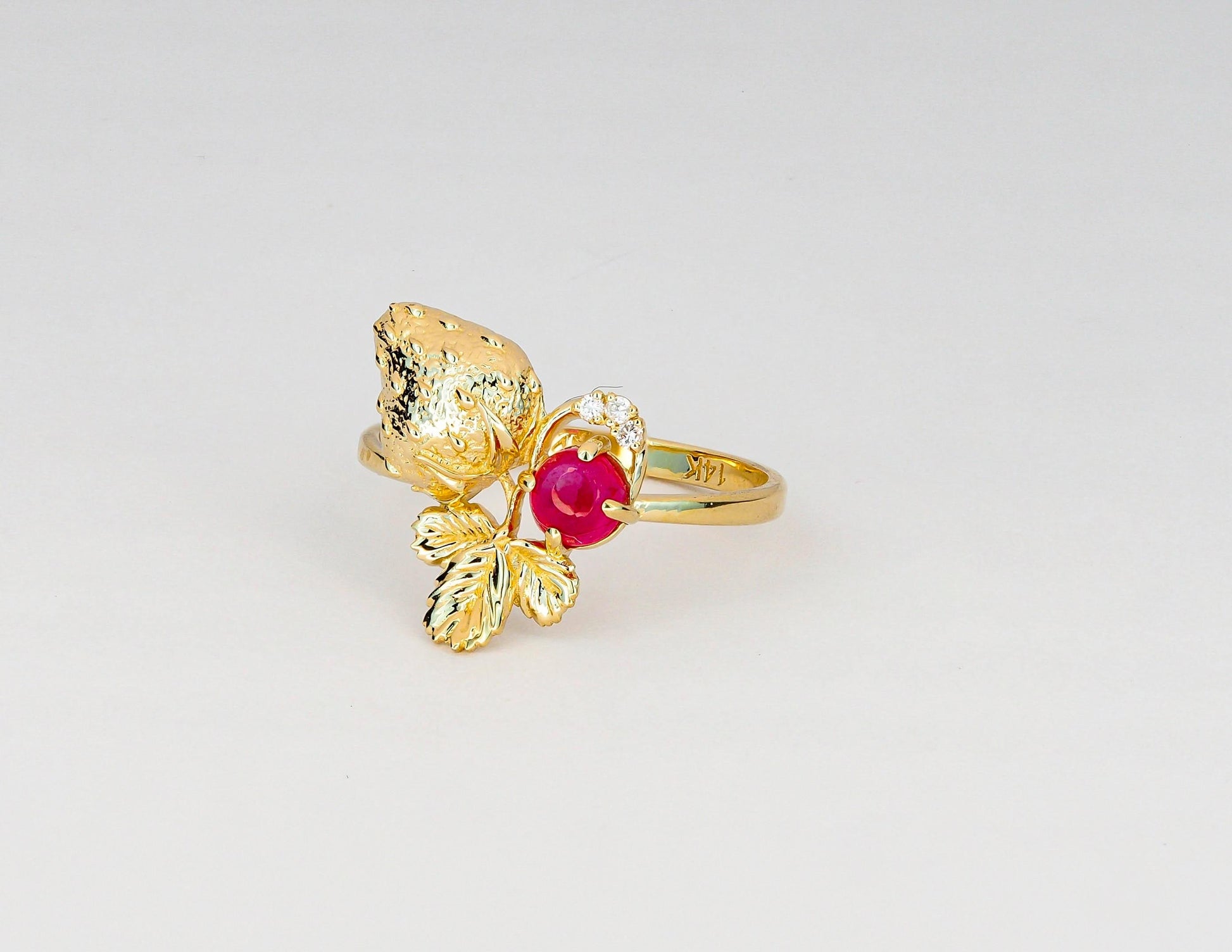 Strawberry gold ring with ruby