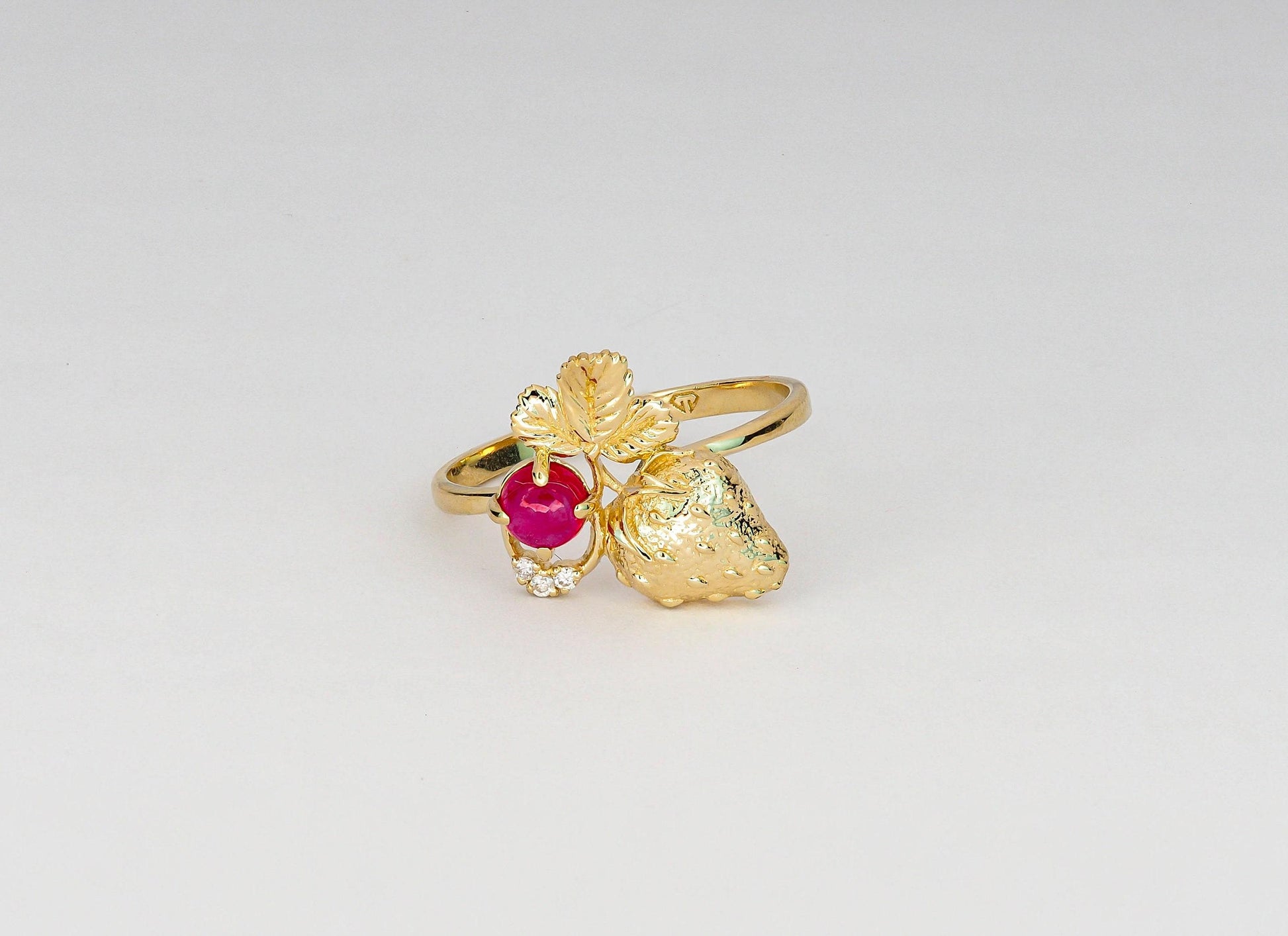 Strawberry gold ring with ruby