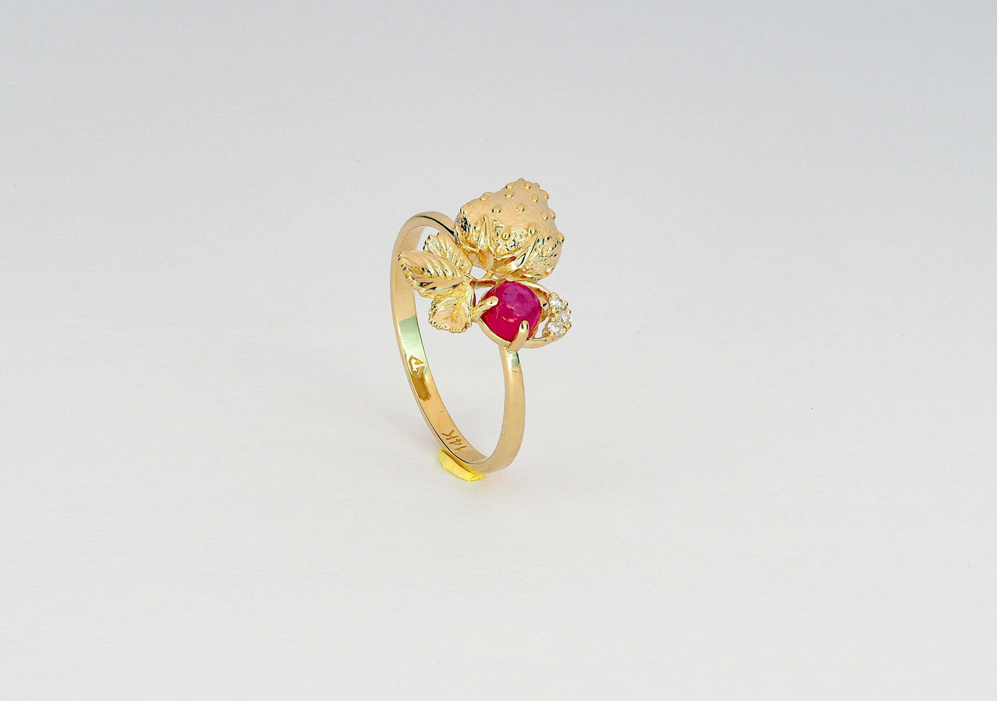 Strawberry gold ring with ruby