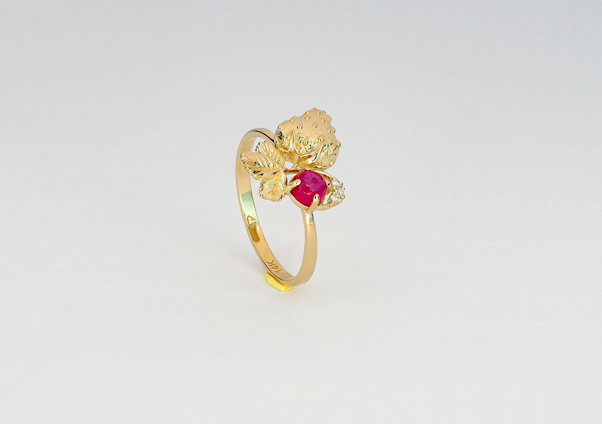 Strawberry gold ring with ruby