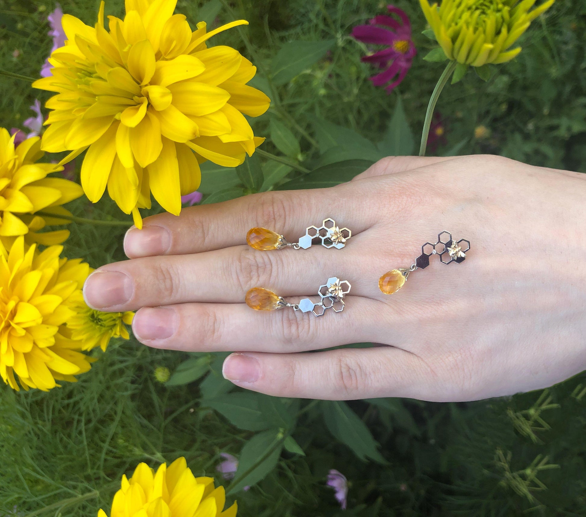 Bee on honeycomb citrine earrings studs