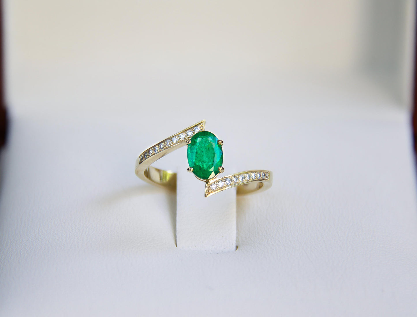 Emerald and diamonds 14k gold ring