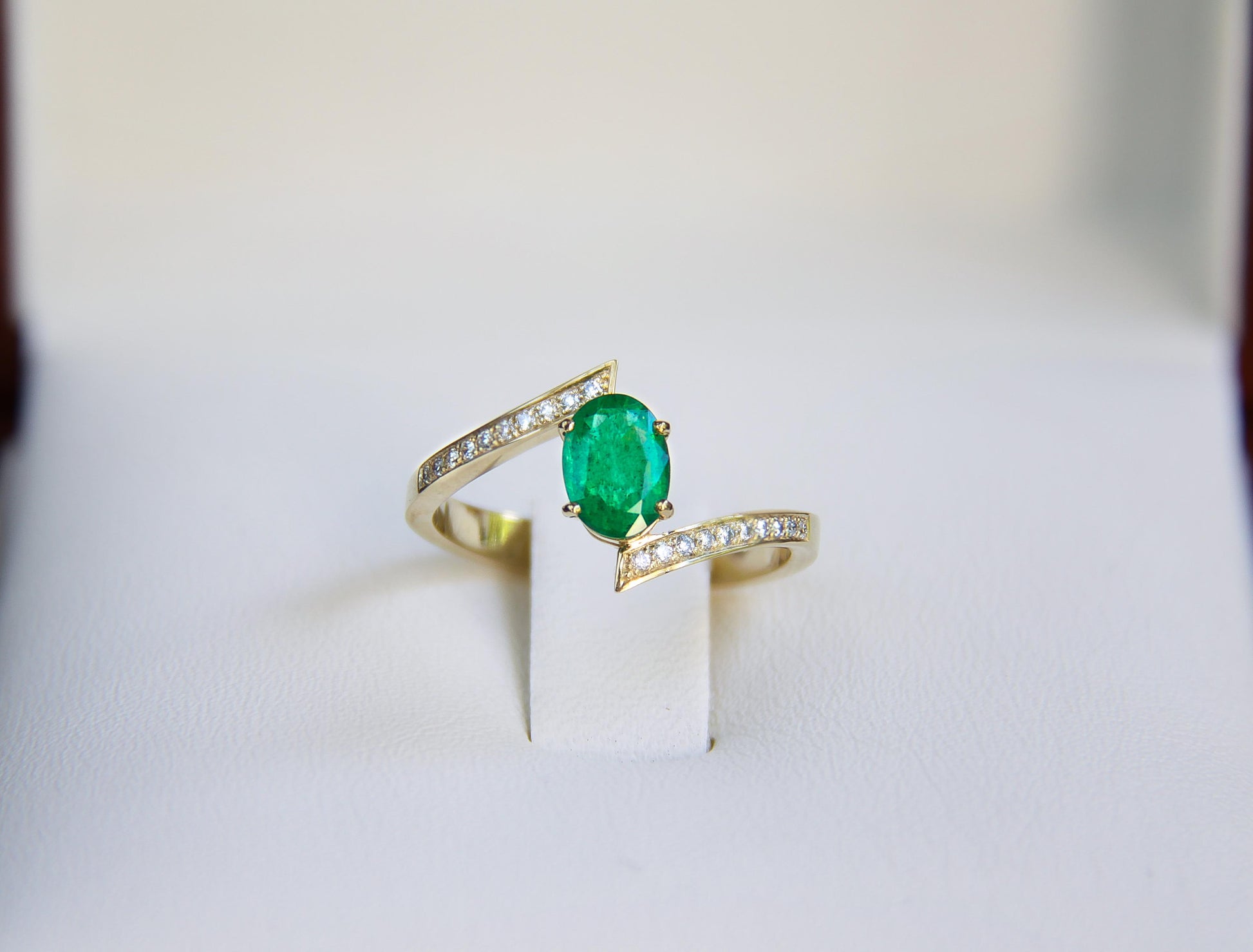 Emerald and diamonds 14k gold ring