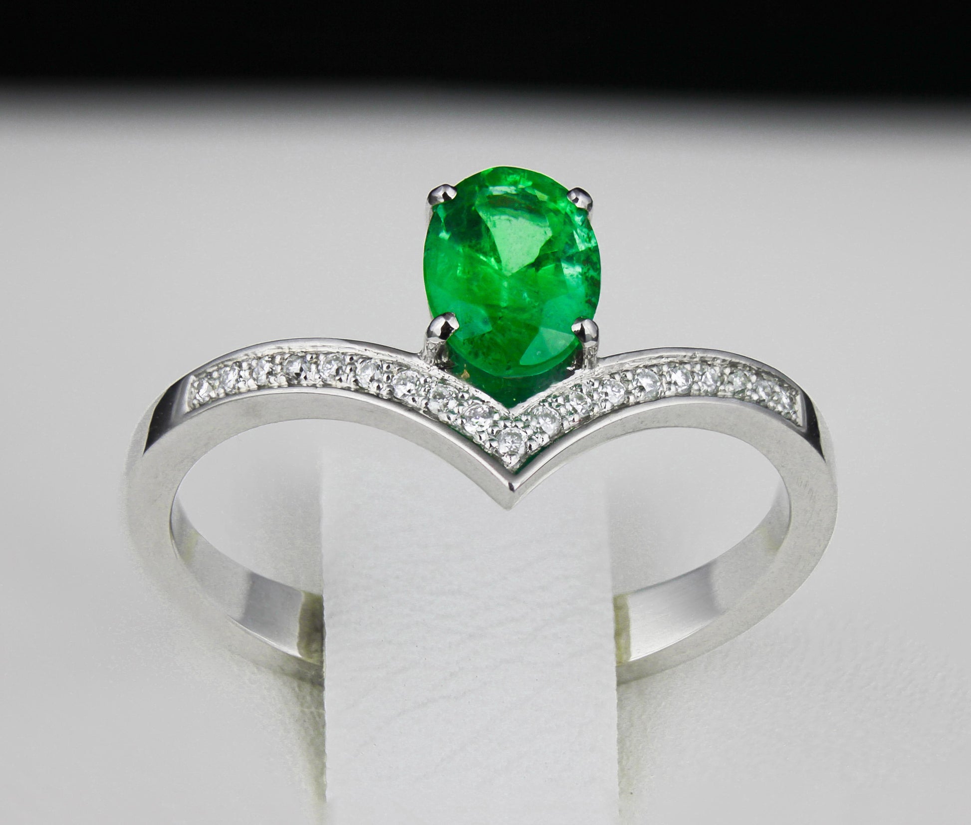 Oval Emerald  14k gold ring