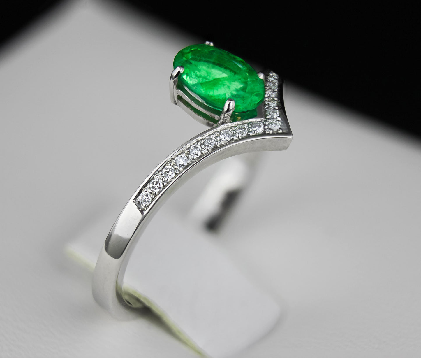 Oval Emerald  14k gold ring