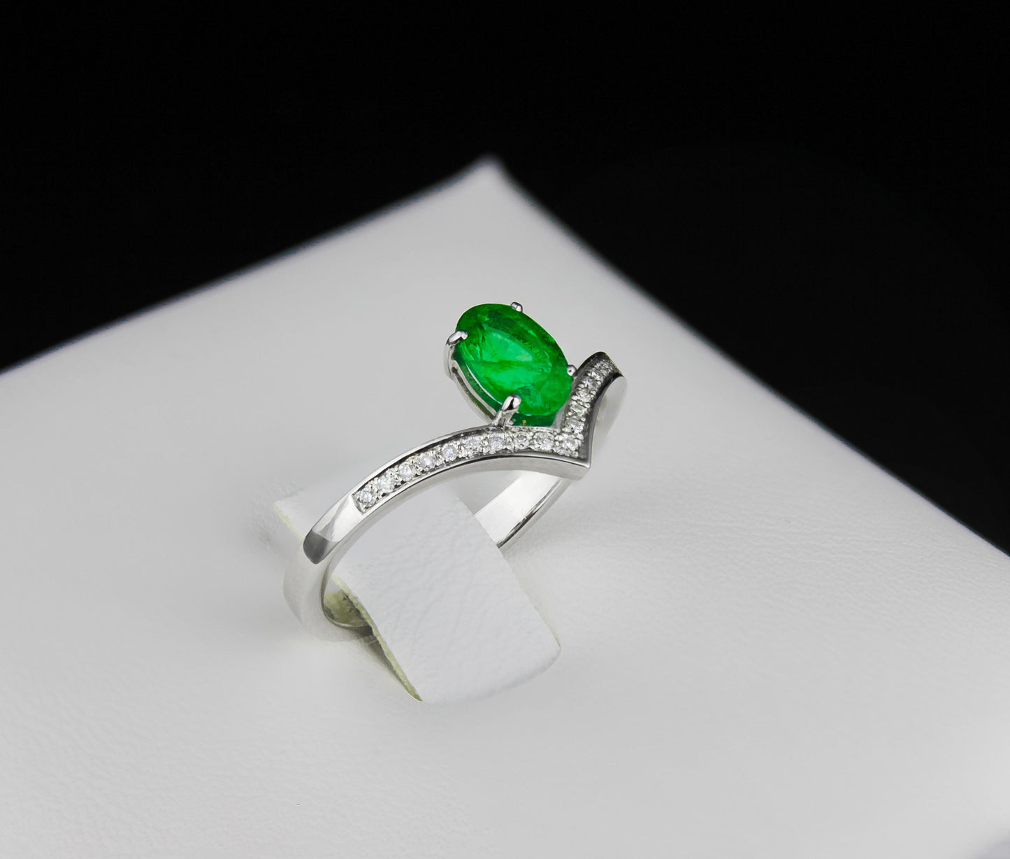 Oval Emerald  14k gold ring