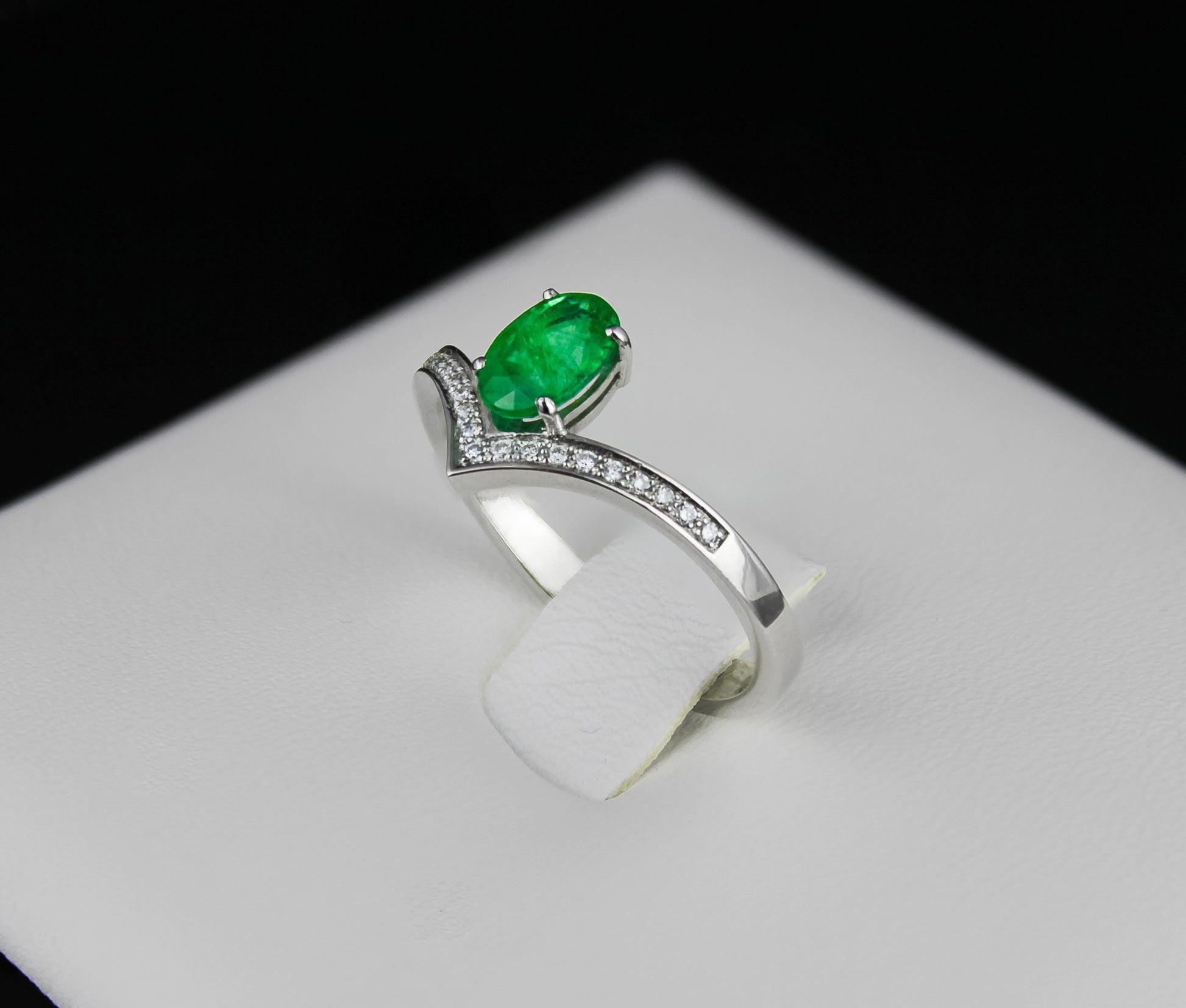 Oval Emerald  14k gold ring