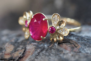 14k gold oval Ruby ring. Statement rings. Rings for women. Flower ring. Alternative gemstone engagement ring. July birthstone ring.