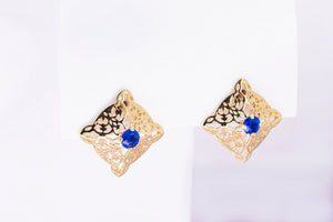 Sapphire stud earrings in 14 k gold.  Vintage sapphire earrings.  Flower earrings studs. Vintage sapphire earrings. Natural sapphire studs.