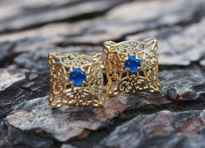 Sapphire stud earrings in 14 k gold.  Vintage sapphire earrings.  Flower earrings studs. Vintage sapphire earrings. Natural sapphire studs.