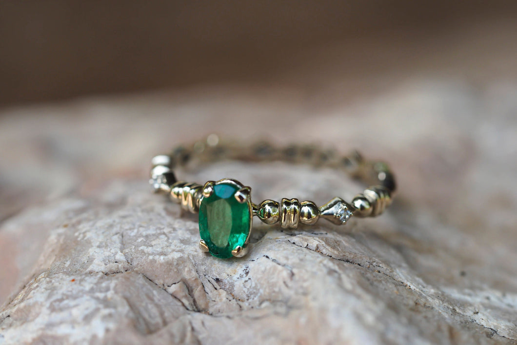 Oval emerald ring. 14k gold ring with Emerald. Minimalist emerald ring. Emerald engagement ring. May Birthstone Ring. Stackable ring.