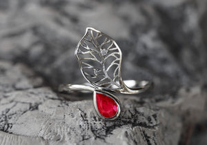 14k gold ring with ruby. Flower ring. Leaf ring. Dainty ring. Gemstone ring. Gold Ring. Floral jewelry. Genuine ruby ring.