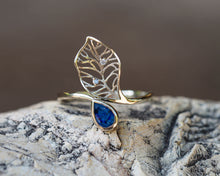 Load image into Gallery viewer, 14k gold ring with natural sapphire. Flower ring. Leaf ring. Gemstone ring. September birthstone. Floral jewelry. Genuine sapphire ring.