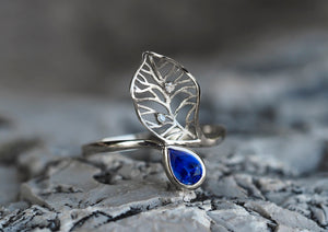 14k gold ring with natural sapphire. Flower ring. Leaf ring. Gemstone ring. September birthstone. Floral jewelry. Genuine sapphire ring.