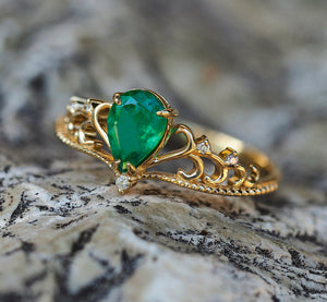 Pear emerald ring. 14k gold ring with Emerald and diamonds. Tiara emerald ring. Emerald Crown Ring. Emerald Engagement ring. May Birthstone.