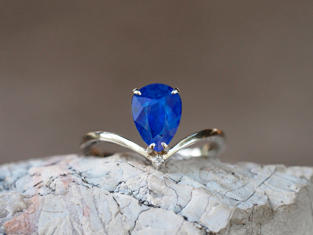 14k gold ring with pear 1 ct sapphire. Blue gemstone ring. September birthstone ring. Genuine sapphire ring. Vintage engagement ring.
