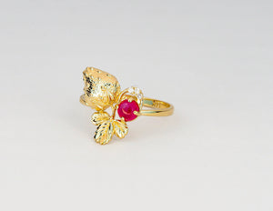 Natural Ruby and diamonds 14k solid gold ring. Strawberry solid gold ring. Gold berry ring. July birthstone ring. Flower ring. Cabochon ruby
