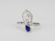 Load image into Gallery viewer, 14k gold ring with natural sapphire. Flower ring. Leaf ring. Gemstone ring. September birthstone. Floral jewelry. Genuine sapphire ring.