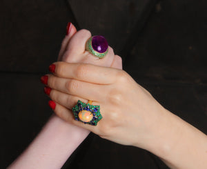 Amethyst, emeralds and diamonds gold ring. 40 ct Amethyst cocktail ring. Amethyst cabochon ring. Statement ring. Fashion ring. Pantone 2022