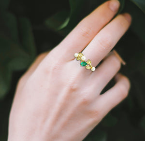 Natural oval emerald ring. Natural emerald and pearl ring. 14k solid gold ring. Statement ring. Dinner ring. May birthstone ring. Plant ring