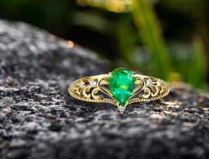 Pear emerald ring. 14k gold ring with Emerald and diamonds. Tiara emerald ring. Emerald Crown Ring. Emerald Engagement ring. May Birthstone.