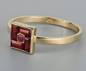 14k solid gold ring with natural garnets and ruby. Garnet baguette gold ring. Garnet ring. January birthstone. Minimalist ring. Square ring.